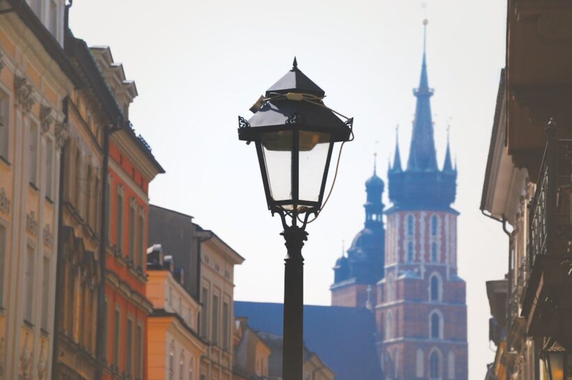 the old lantern with the Mariacka tower in the background