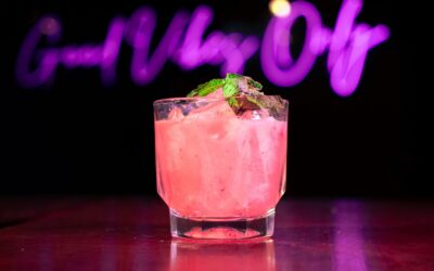 różowy drink na przeciwko aparatu