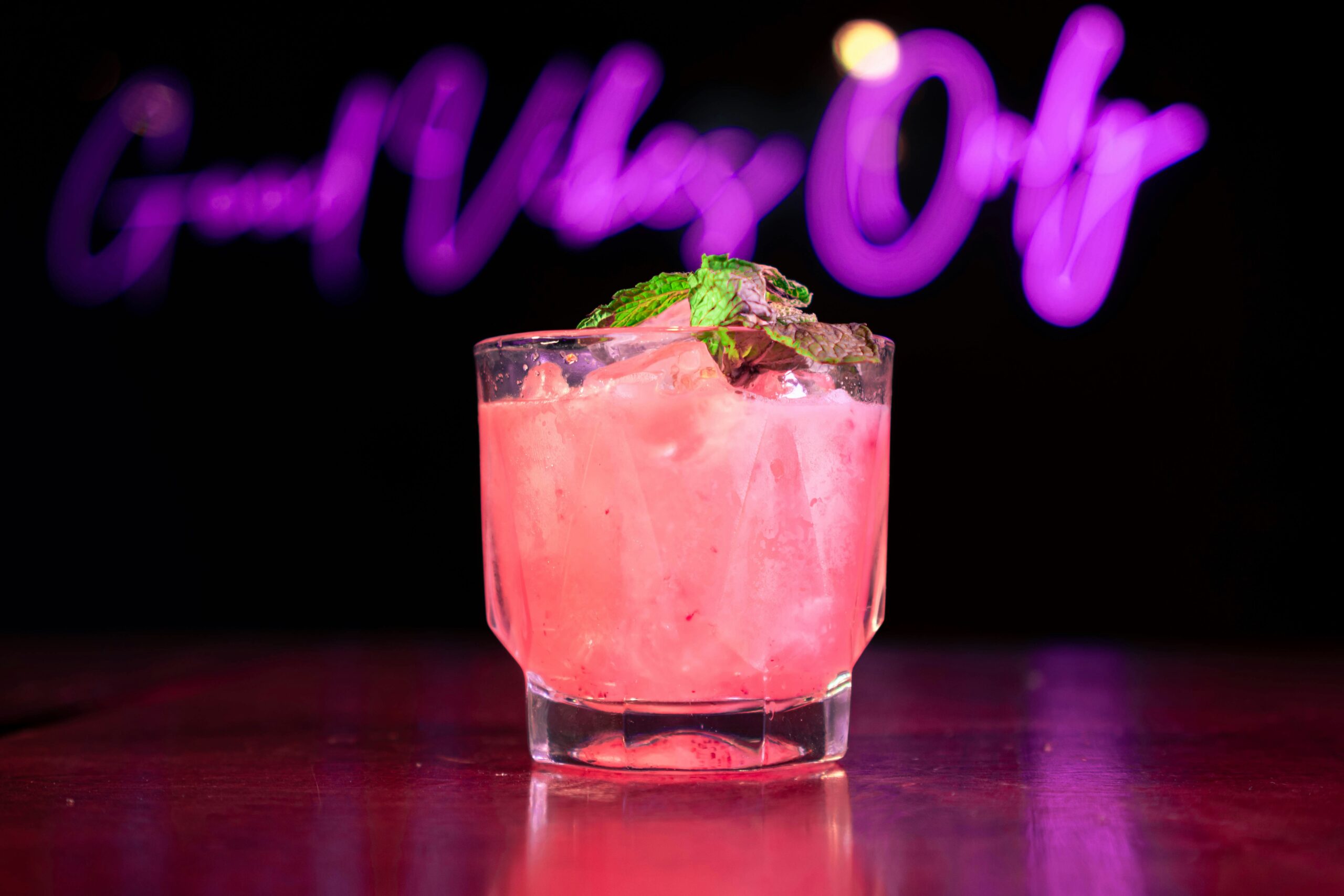różowy drink na przeciwko aparatu
