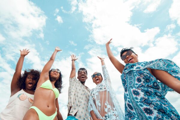 pięć osób robiących sobie zdjęcie z żabiej perspektywy